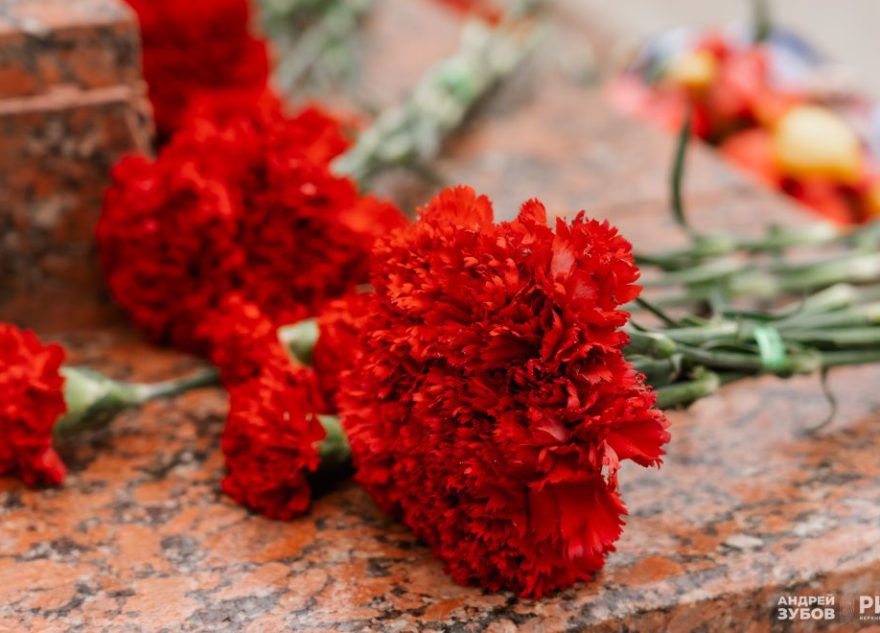 В городе Бологое жители собрались у Вечного огня, чтобы почтить память героев