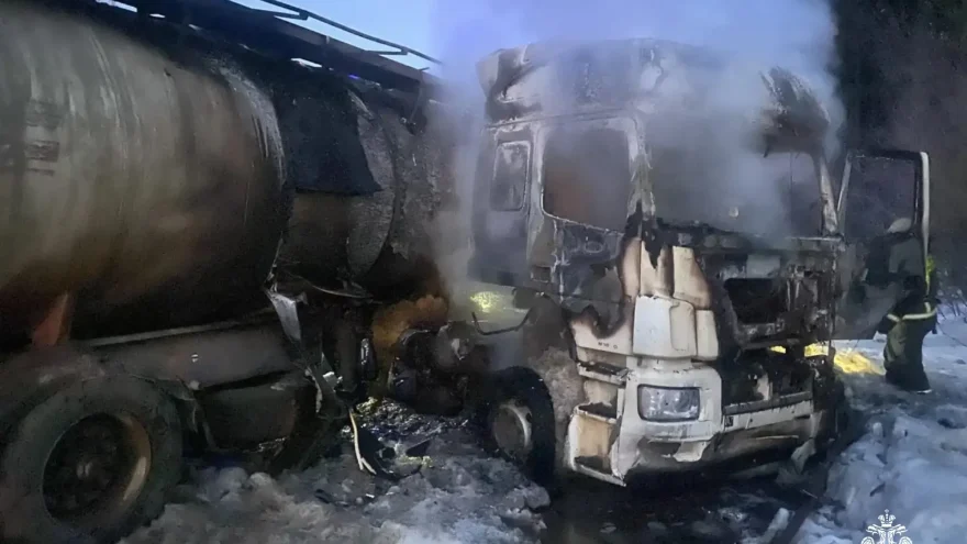 На трассе в Тверской области грузовик съехал в кювет и загорелся