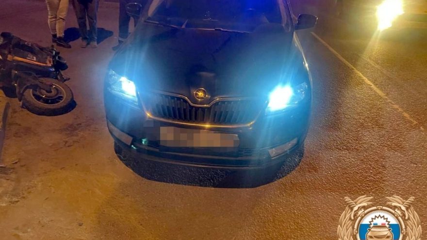 В Твери столкнулись «Шкода» и электросамокат