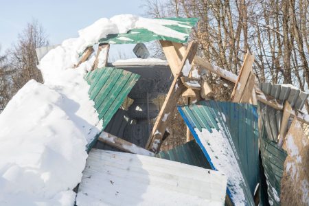 В Твери под тяжестью снега рухнуло зимнее укрытие фонтана рухнуло