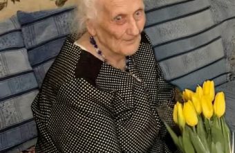 Глава региона Виталий Королев поздравил со 100-летним юбилеем Евдокию Назарову