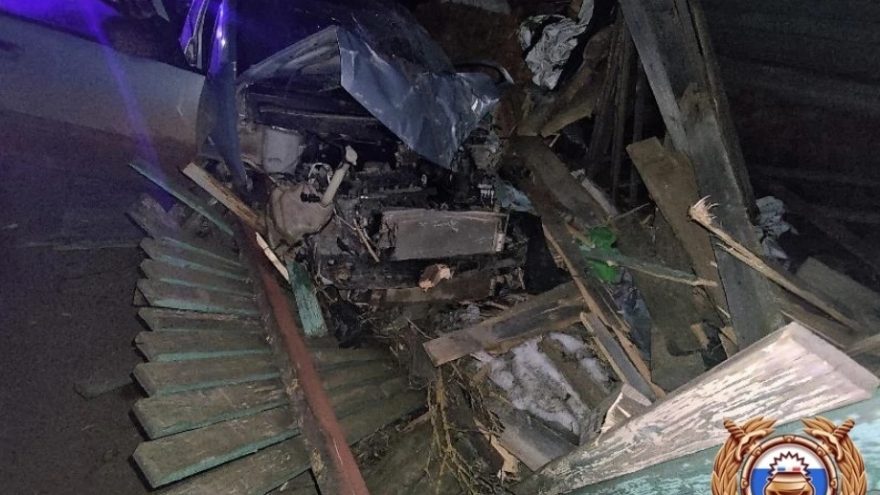 В Тверской области водитель Mitsubishi протаранил сарай