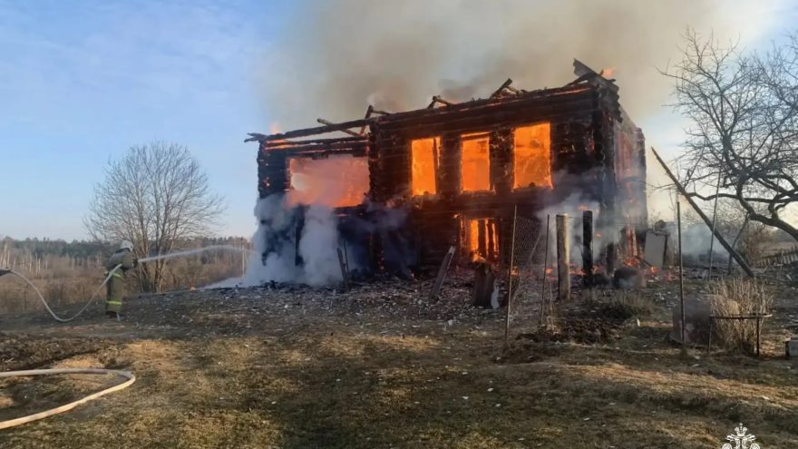 Огонь уничтожил нежилой дом в деревне в Тверской области