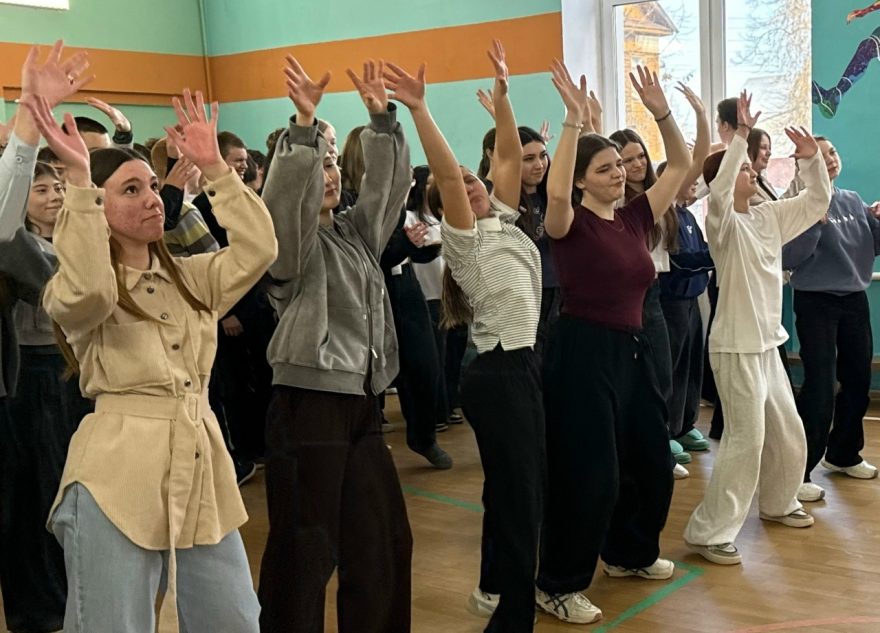 В городе Бологое один день школы превратился в танцевальный флешмоб