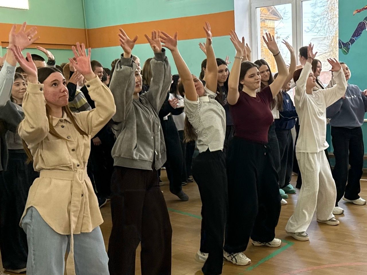 В городе Бологое один день школы превратился в танцевальный флешмоб