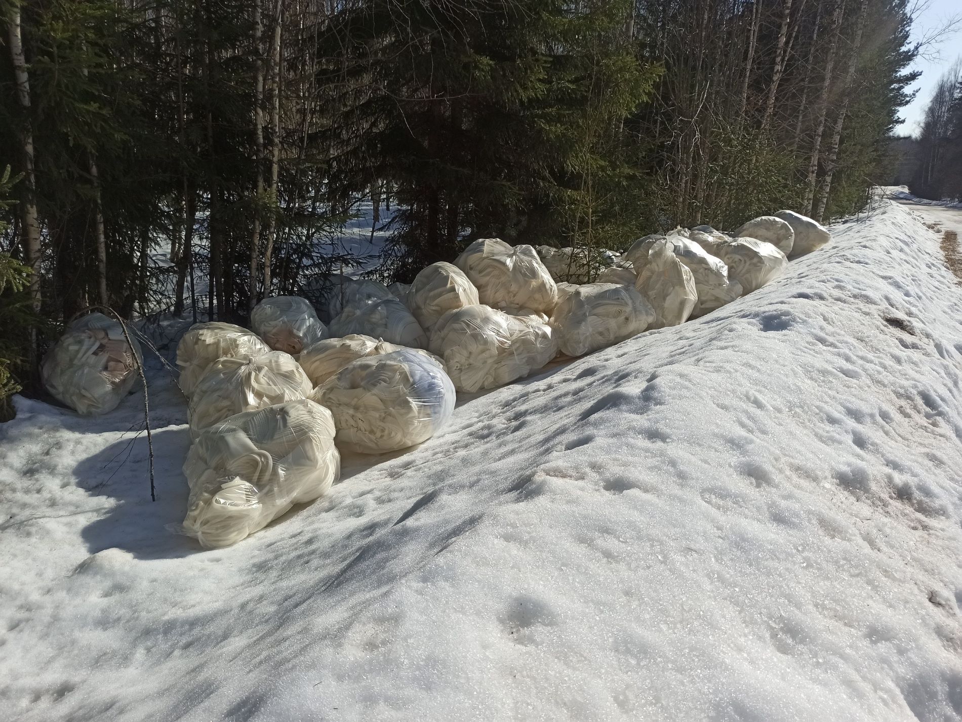 У дороги в Тверской области выбросили огромное количество мусора