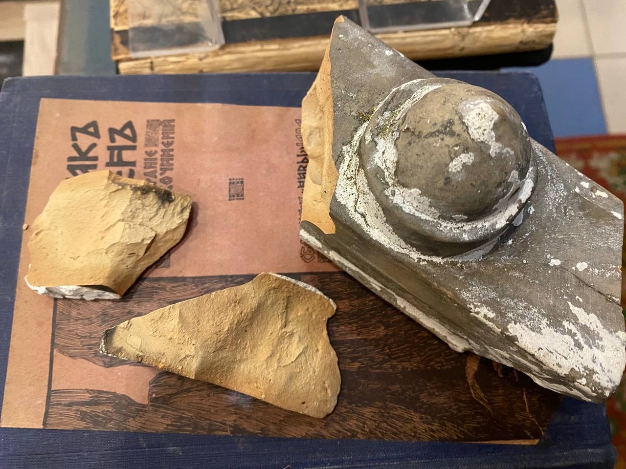 Со здания в Твери вместе с наледью сошли старинные декоративные элементы  