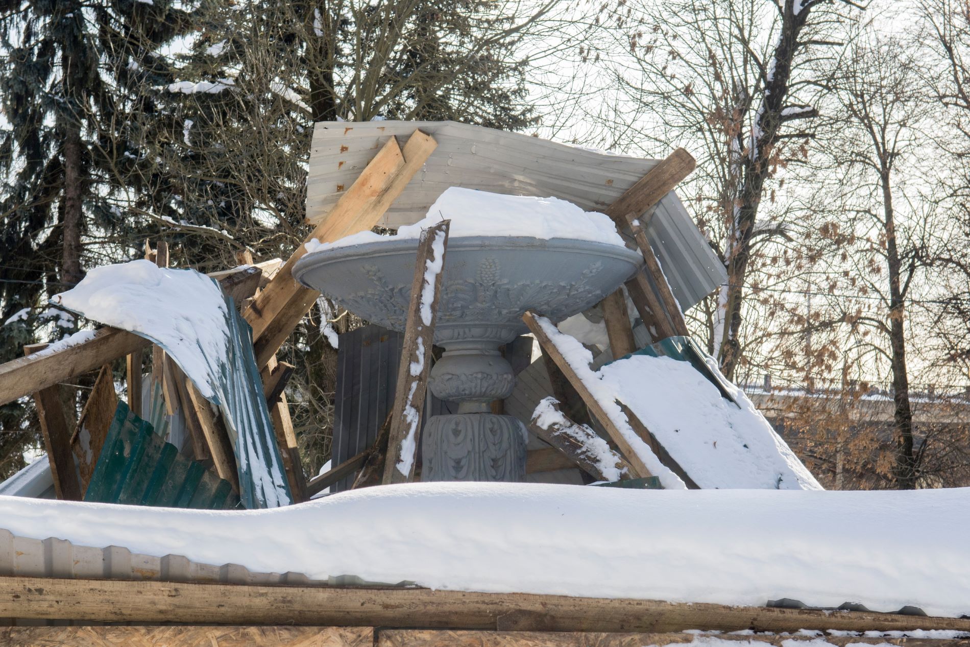 В Твери под тяжестью снега рухнуло зимнее укрытие фонтана