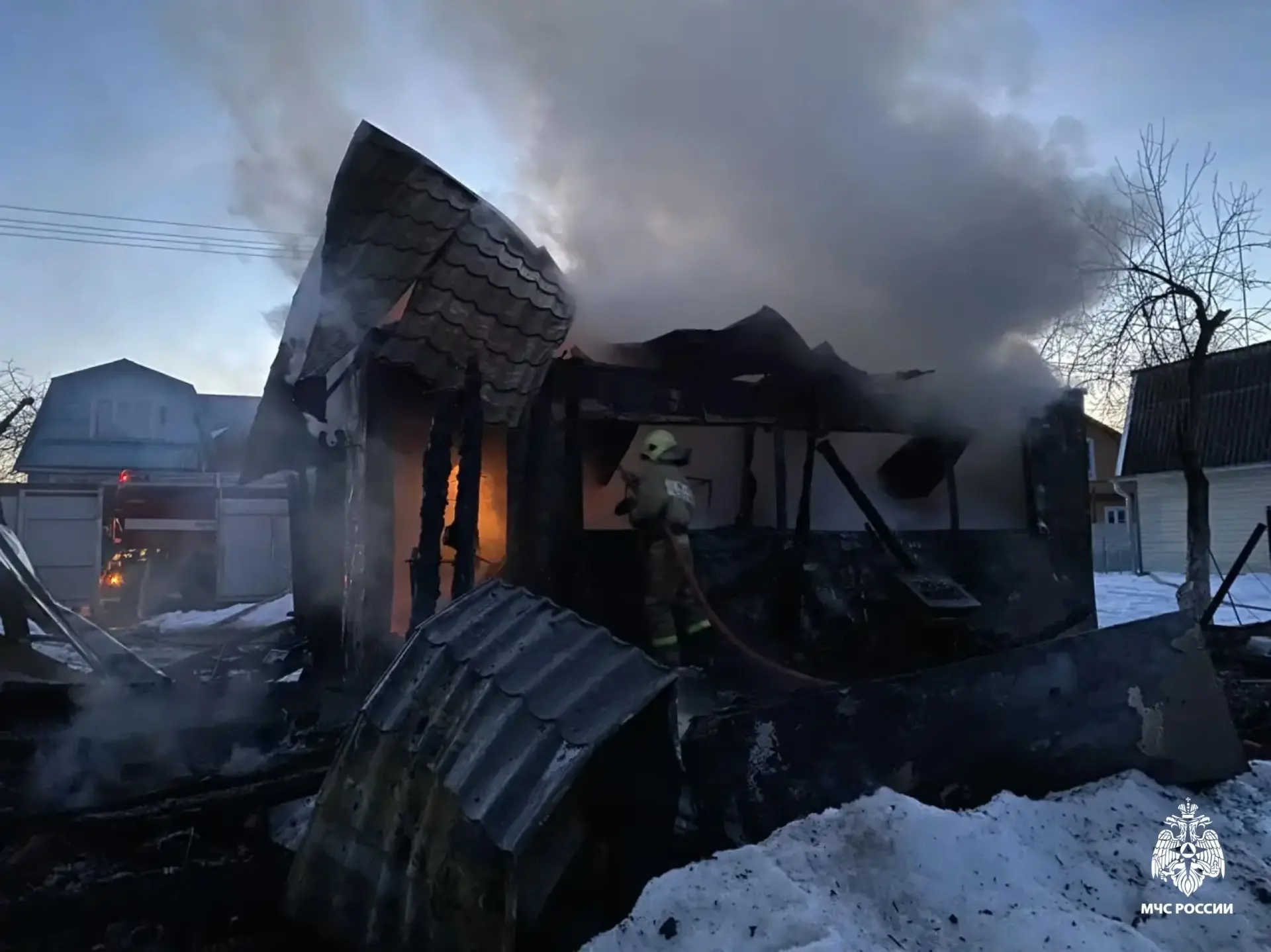 Во время пожара в дачном доме в Тверской области погиб человек