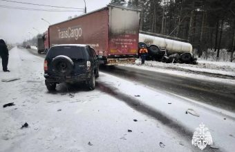 На трассе под Тверью столкнулись внедорожник и автоцистерна автоцистерна