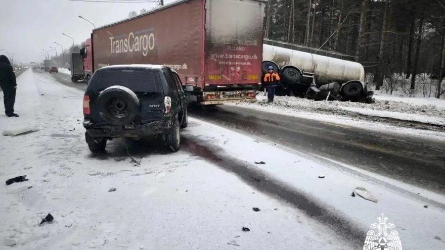На трассе под Тверью столкнулись внедорожник и автоцистерна