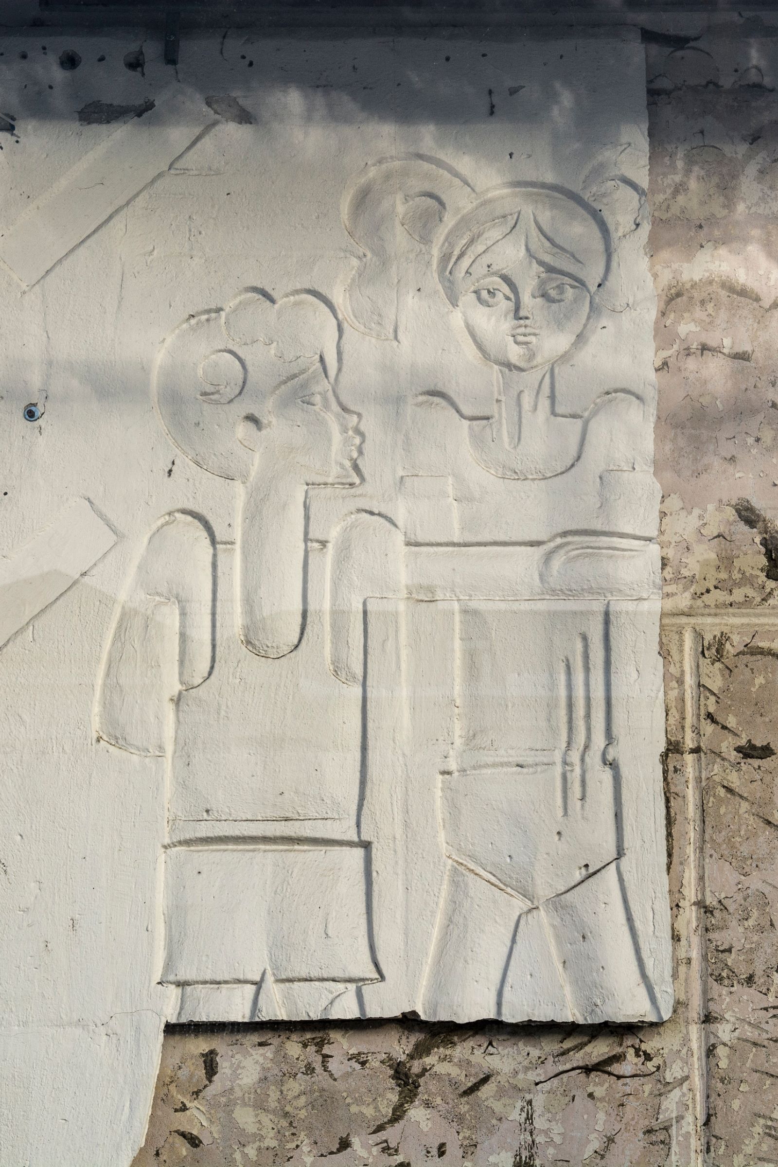 На здании «Детского мира» в Твери открыли рельефные панно