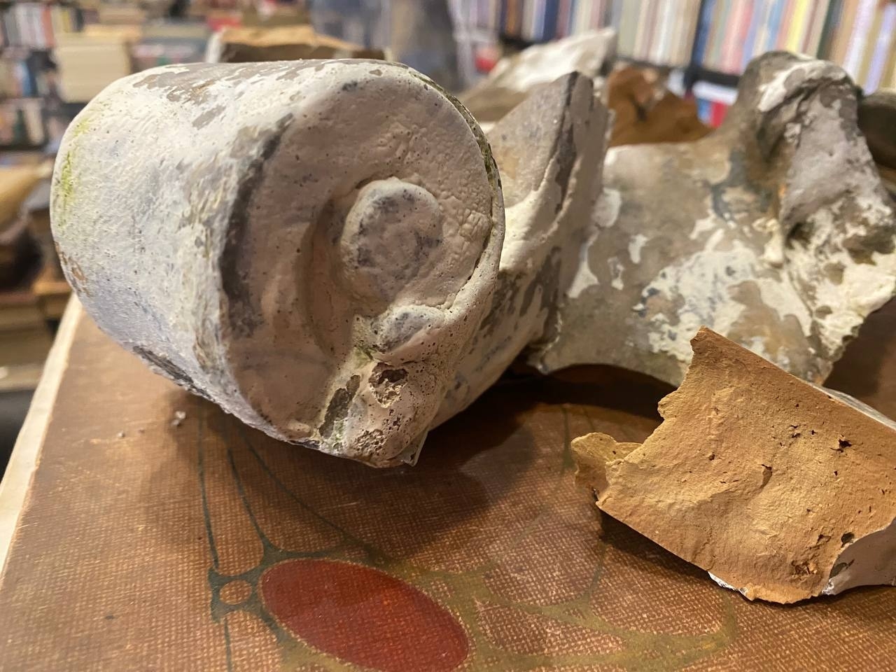 Со здания в Твери вместе с наледью сошли старинные декоративные элементы  