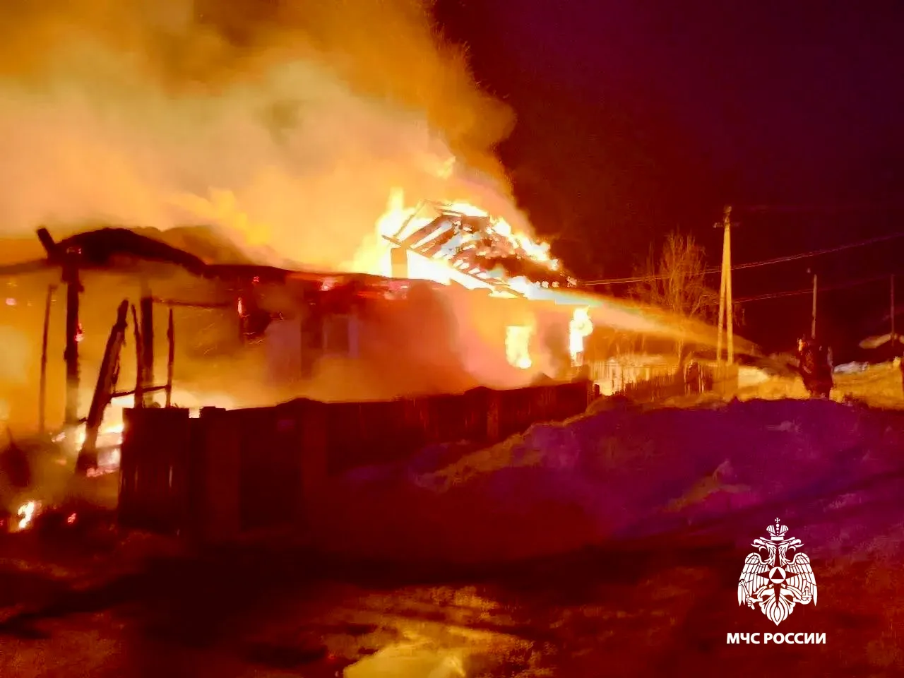 Во время ночного пожара в Тверской области погибли два человека