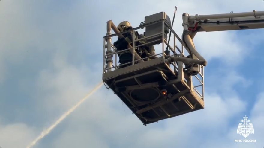 В Твери ликвидируют пожар в заброшенном здании