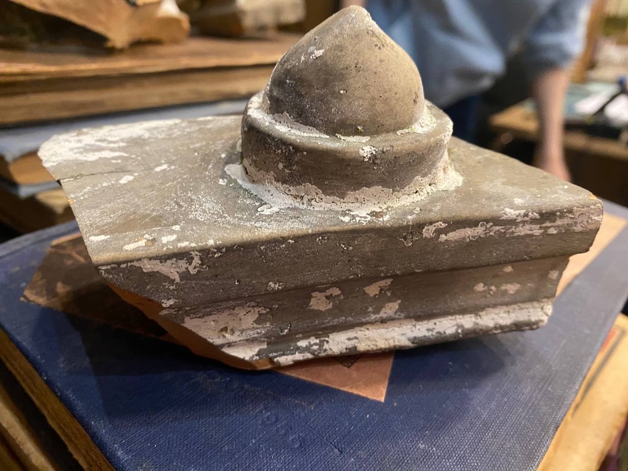 Со здания в Твери вместе с наледью сошли старинные декоративные элементы  