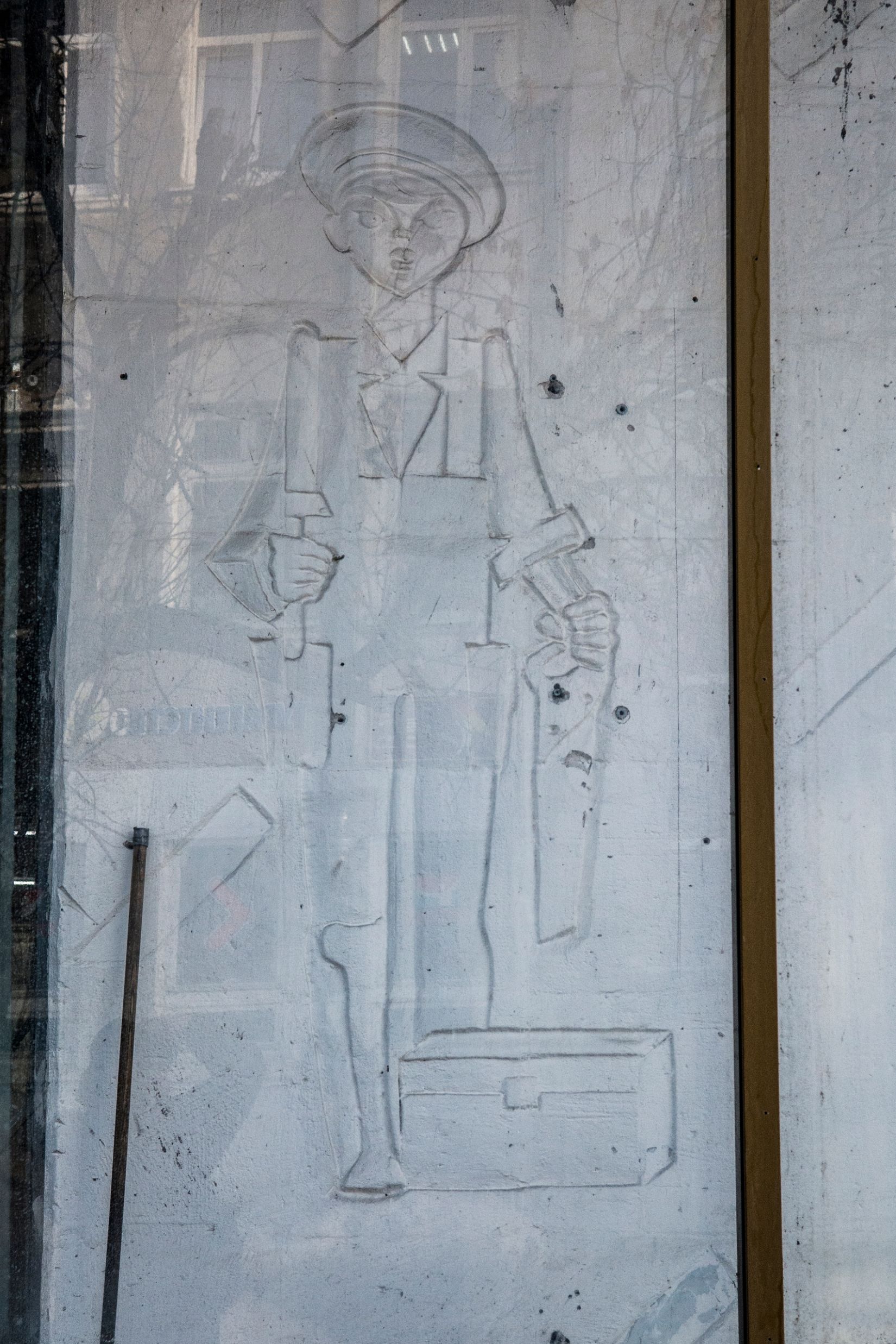 На здании «Детского мира» в Твери открыли рельефные панно