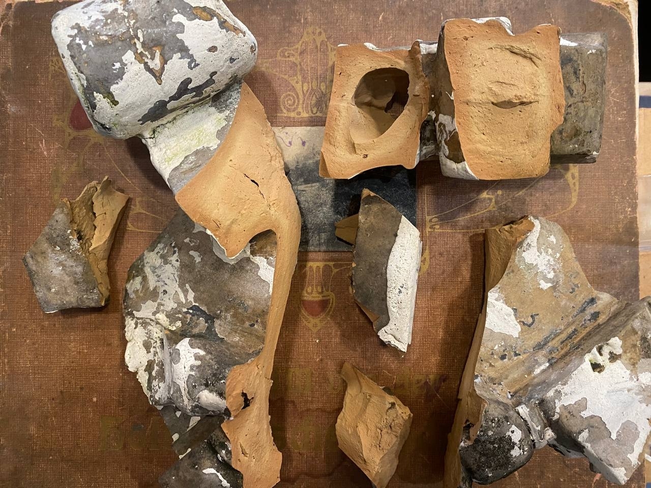 Со здания в Твери вместе с наледью сошли старинные декоративные элементы  