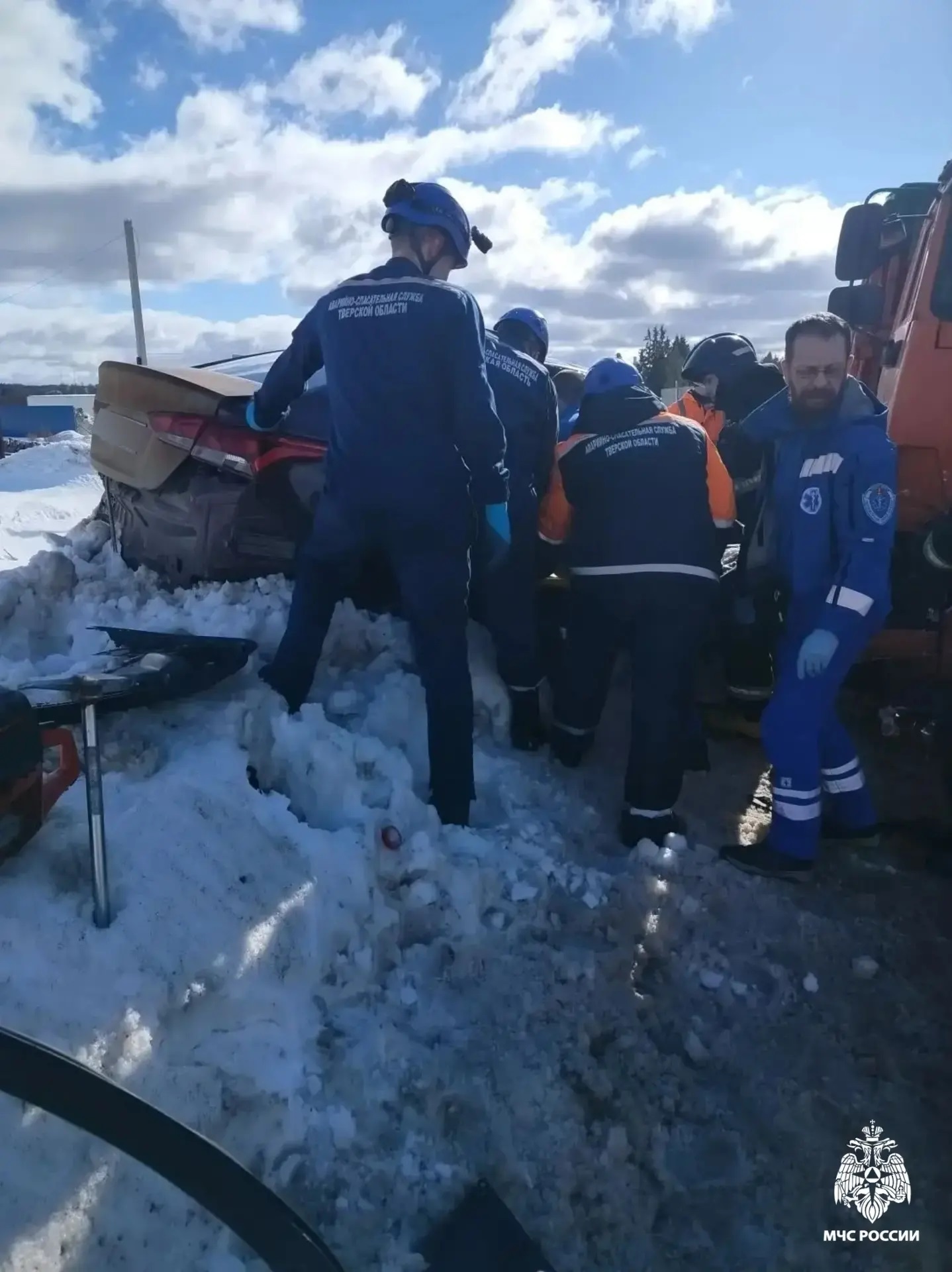 Два человека пострадали в столкновении "Хёндая" и КАМАЗа под Тверью