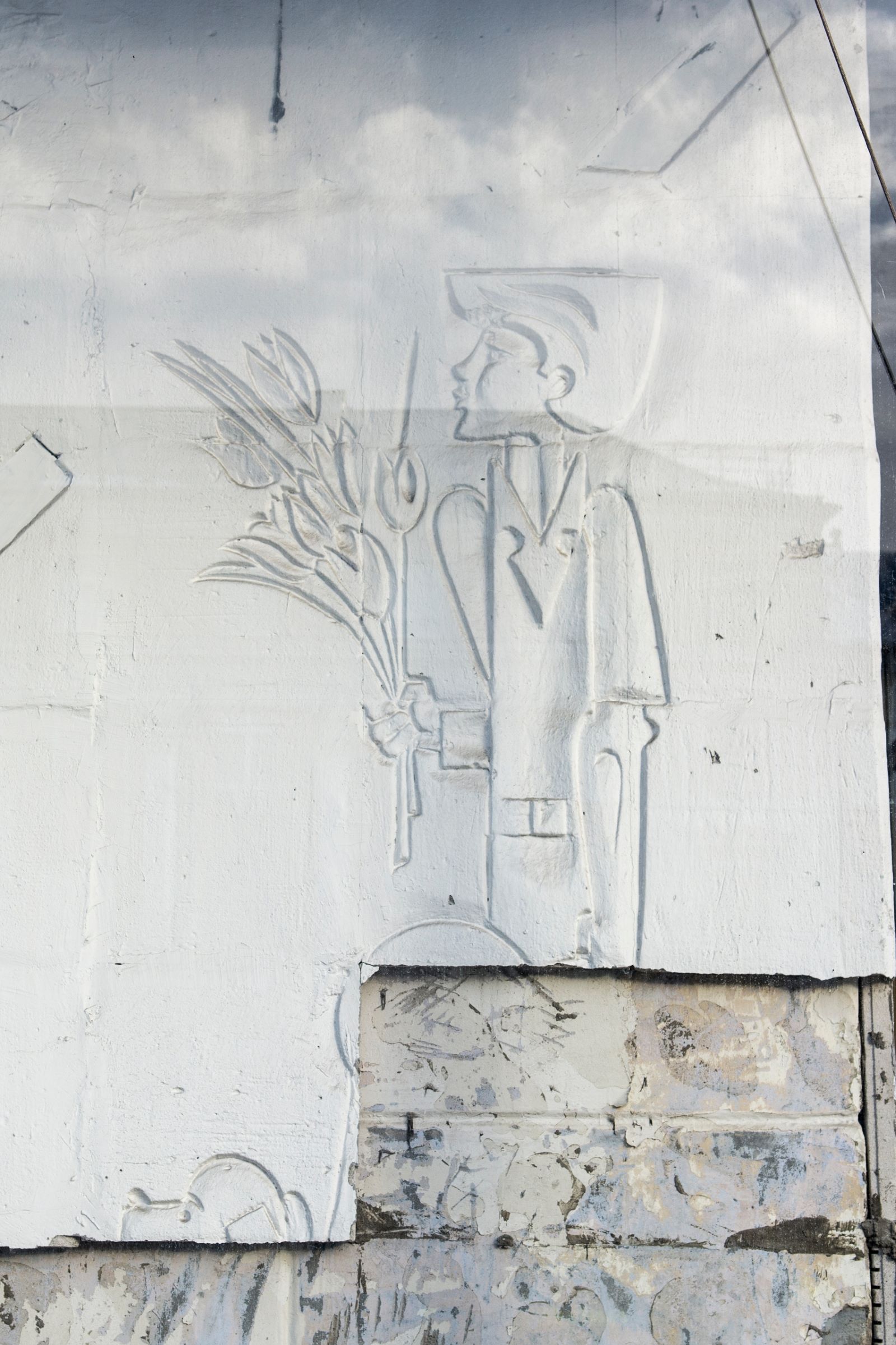 На здании «Детского мира» в Твери открыли рельефные панно