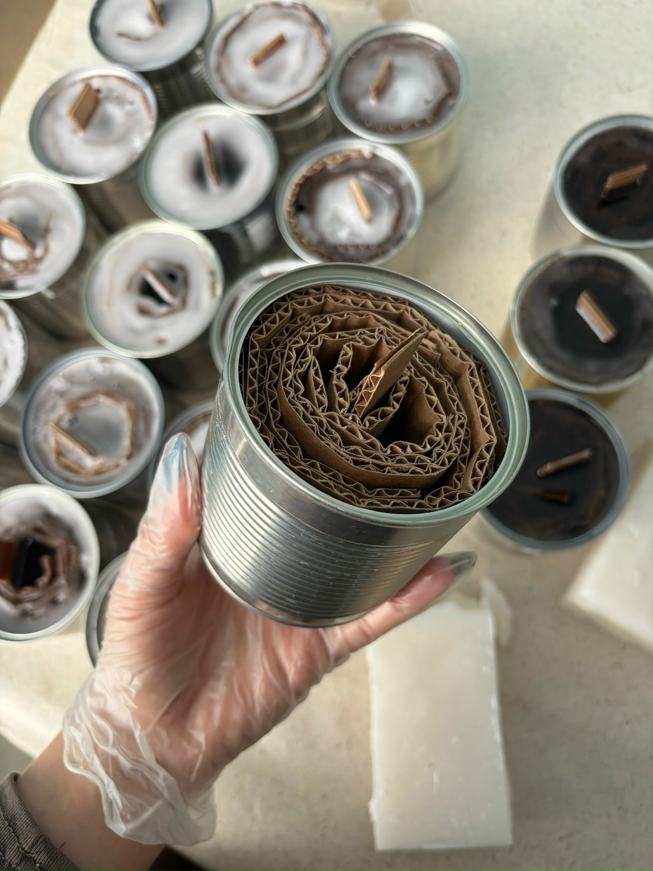 В Торопце библиотекари и школьники сделали для бойцов окопные свечи