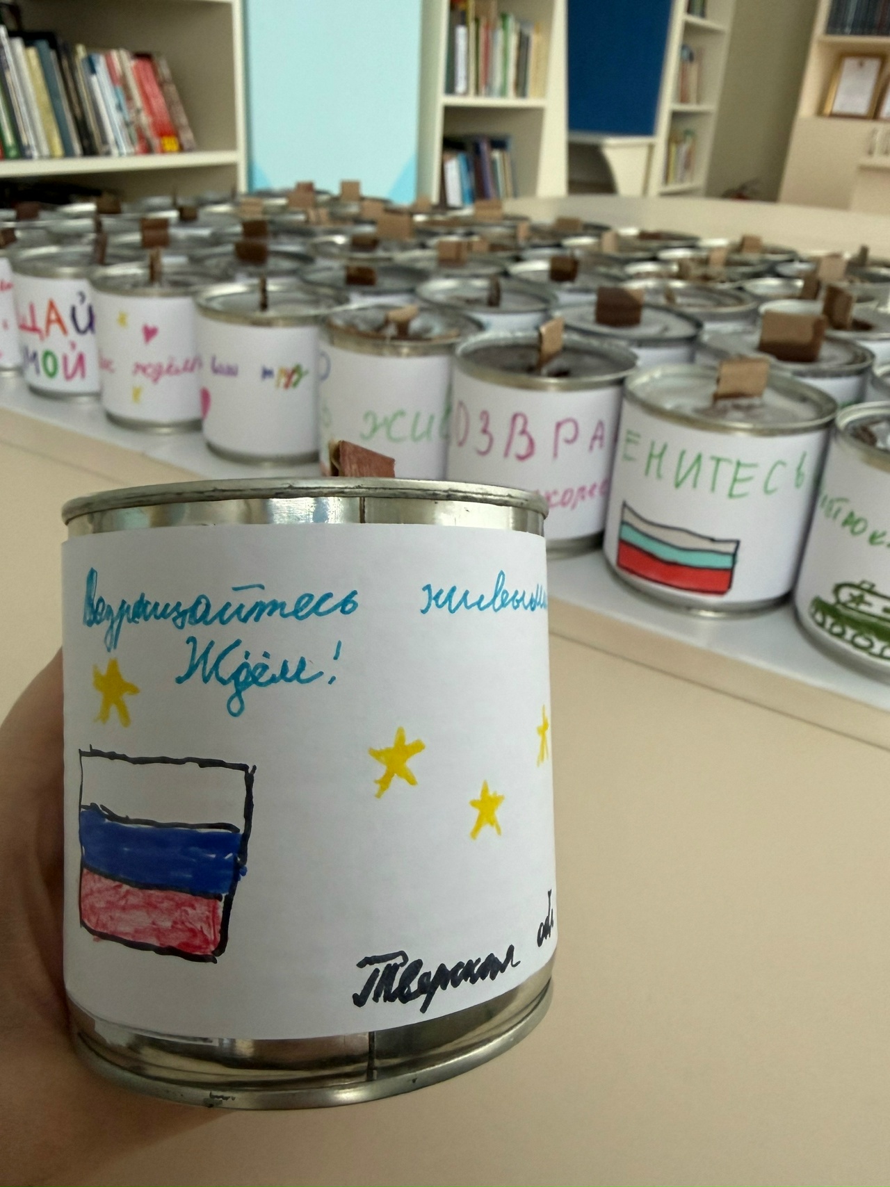 В Торопце библиотекари и школьники сделали для бойцов окопные свечи