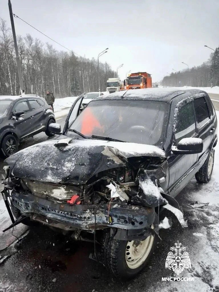 На трассе под Тверью столкнулись внедорожник и автоцистерна