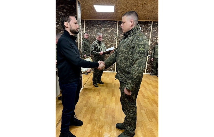 Тверской художник создал керамические образа, которые передали тверским бойцам на СВО