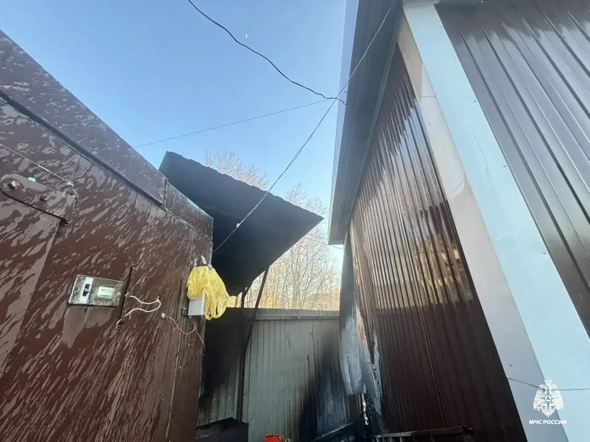 В Тверской области пожарные спасли ларёк от уничтожения