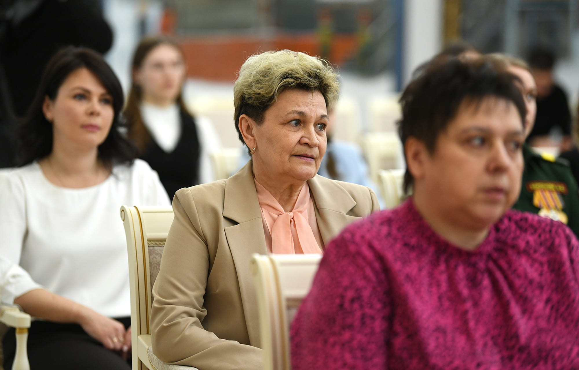 Виталий Королев наградил жительниц Тверской области