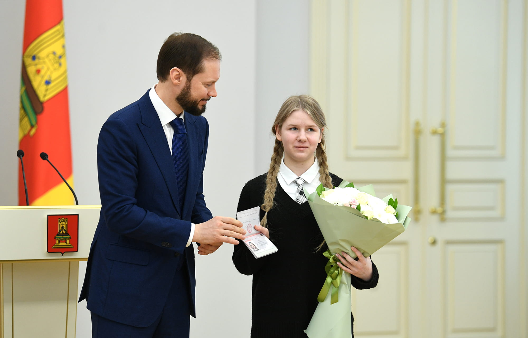Виталий Королев наградил жительниц Тверской области