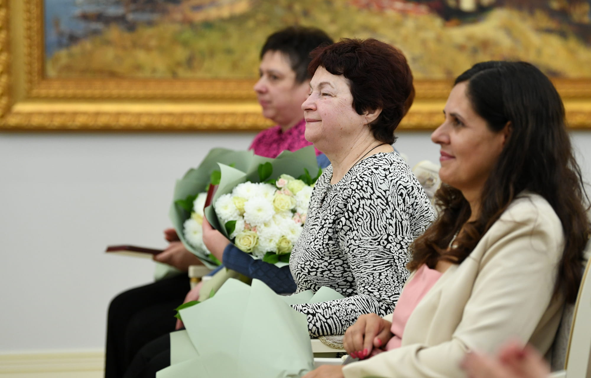 Виталий Королев наградил жительниц Тверской области