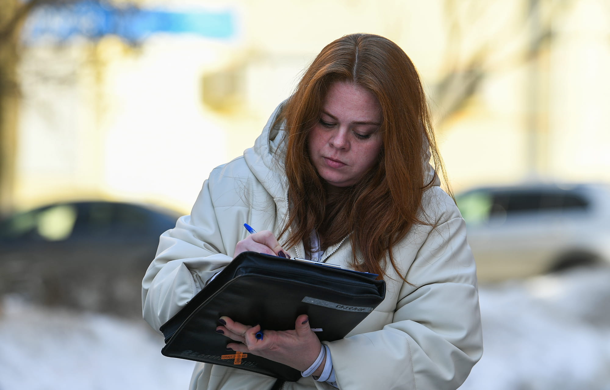 В Тверской области контролируют очистку дворов и кровель домов от наледи и снега
