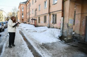 контролируют