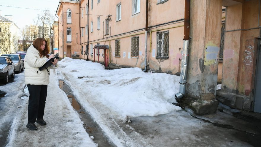 контролируют