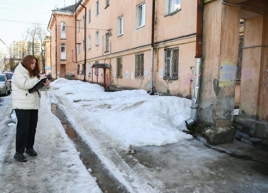 контролируют