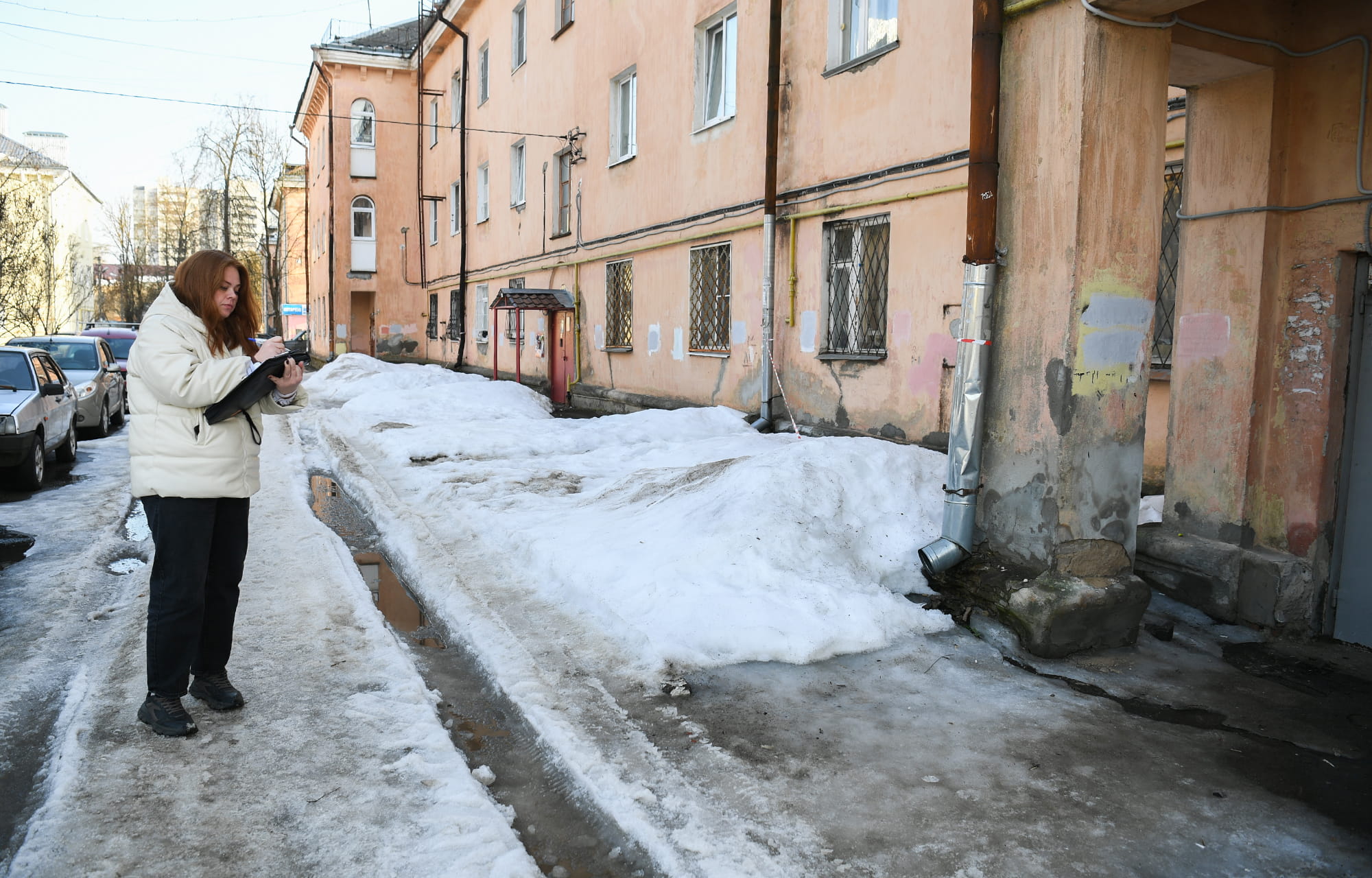 контролируют