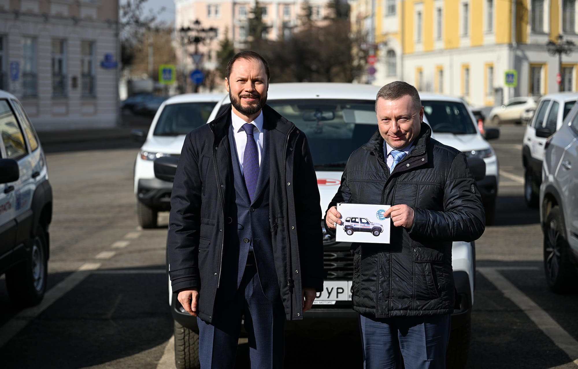 Виталий Королев вручил ключи от 15 автомобилей учреждениям и многодетным семьям Тверской области