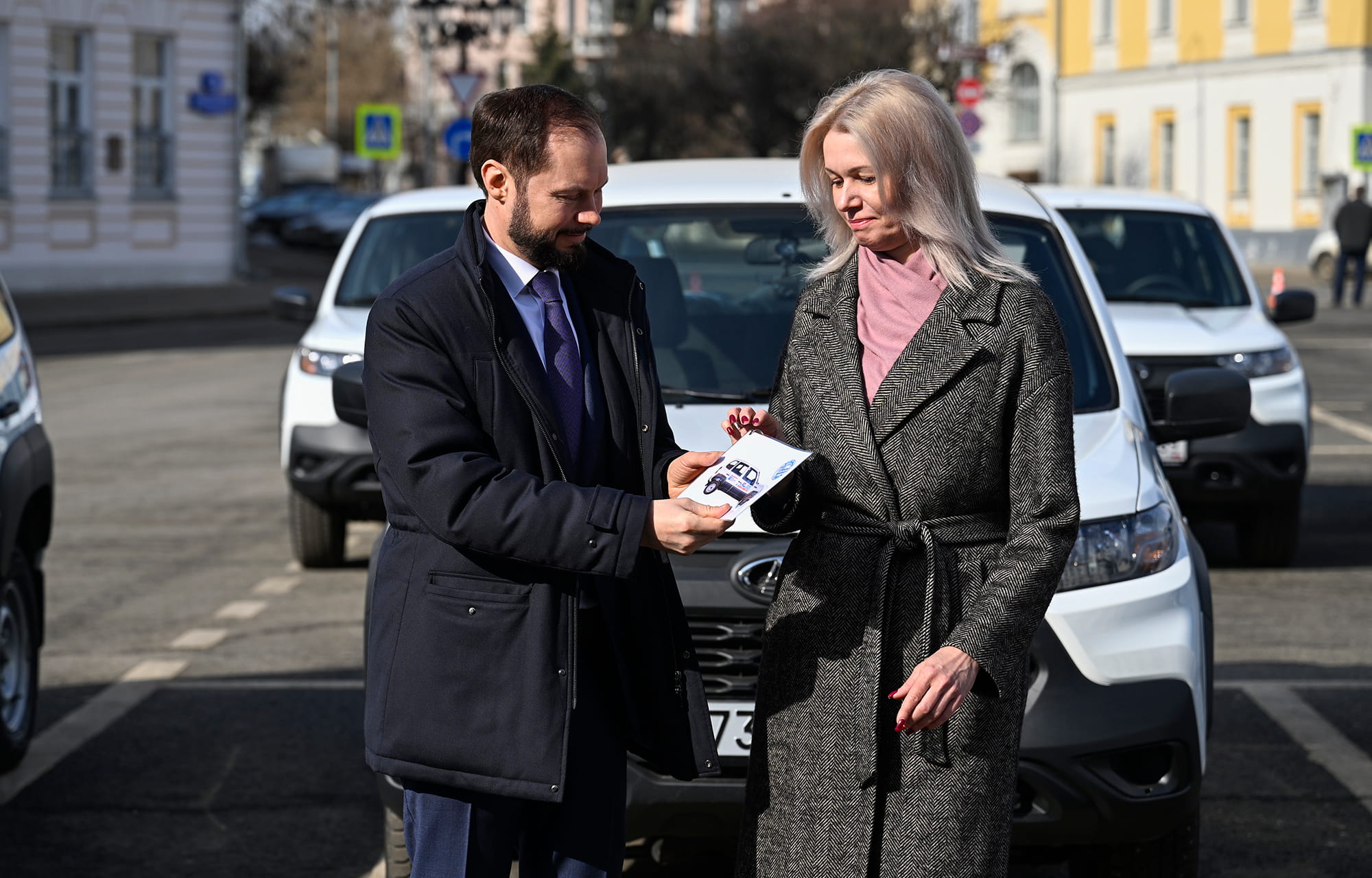 Виталий Королев вручил ключи от 15 автомобилей учреждениям и многодетным семьям Тверской области