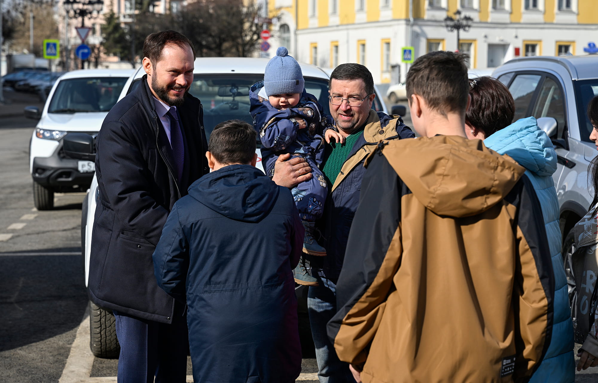 Виталий Королев вручил ключи от 15 автомобилей учреждениям и многодетным семьям Тверской области