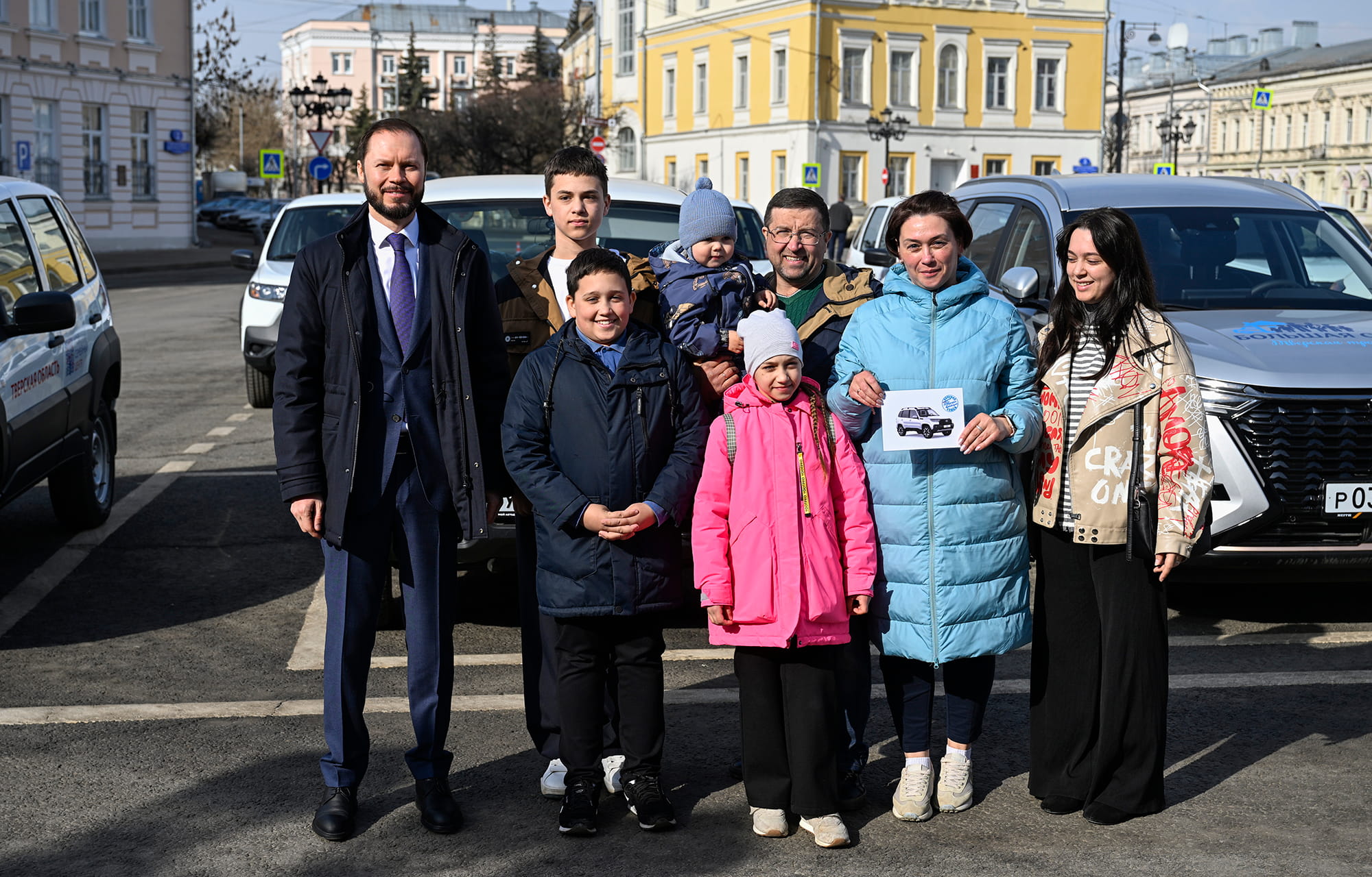 Виталий Королев вручил ключи от 15 автомобилей учреждениям и многодетным семьям Тверской области