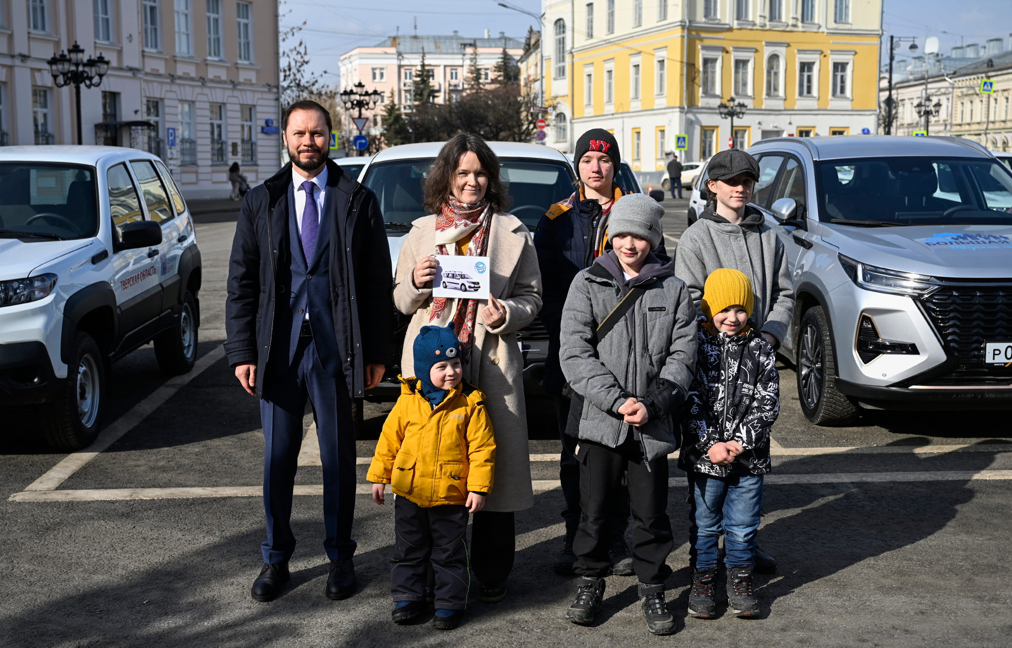 Виталий Королев вручил ключи от 15 автомобилей учреждениям и многодетным семьям Тверской области