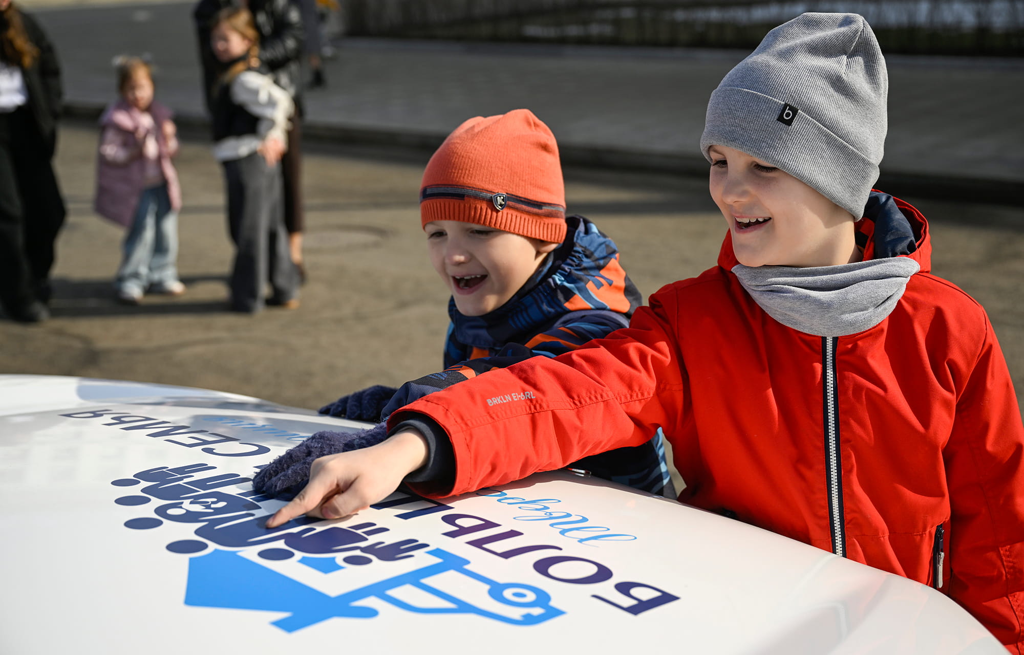 Виталий Королев вручил ключи от 15 автомобилей учреждениям и многодетным семьям Тверской области