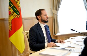 модернизирует