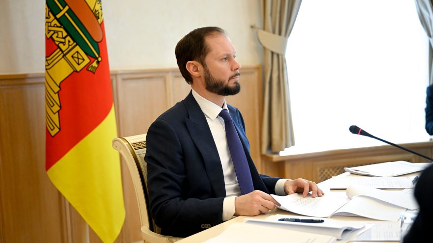 модернизирует