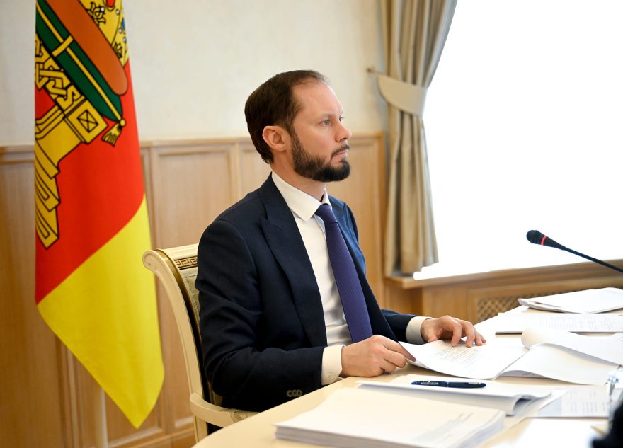 модернизирует