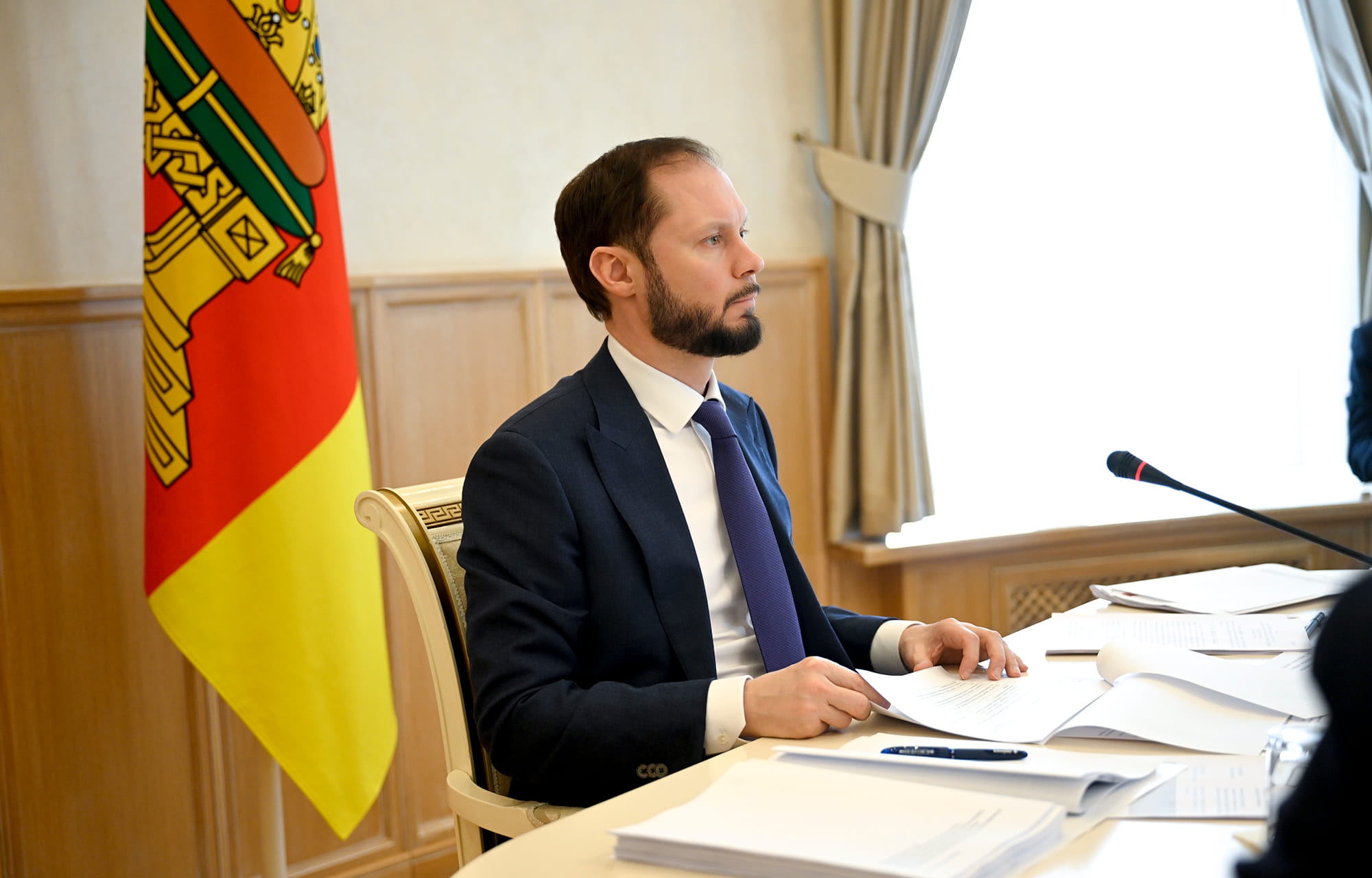 модернизирует