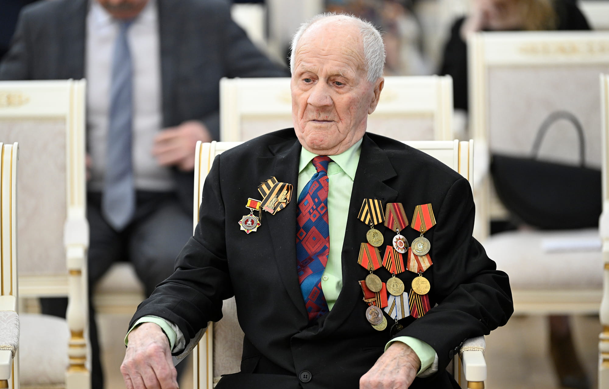 Виталий Королев наградил жительниц Тверской области