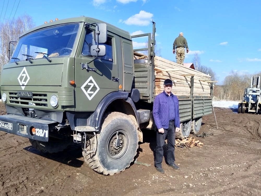 Из Тверской области в зону СВО отправили «Камаз» со стройматериалами