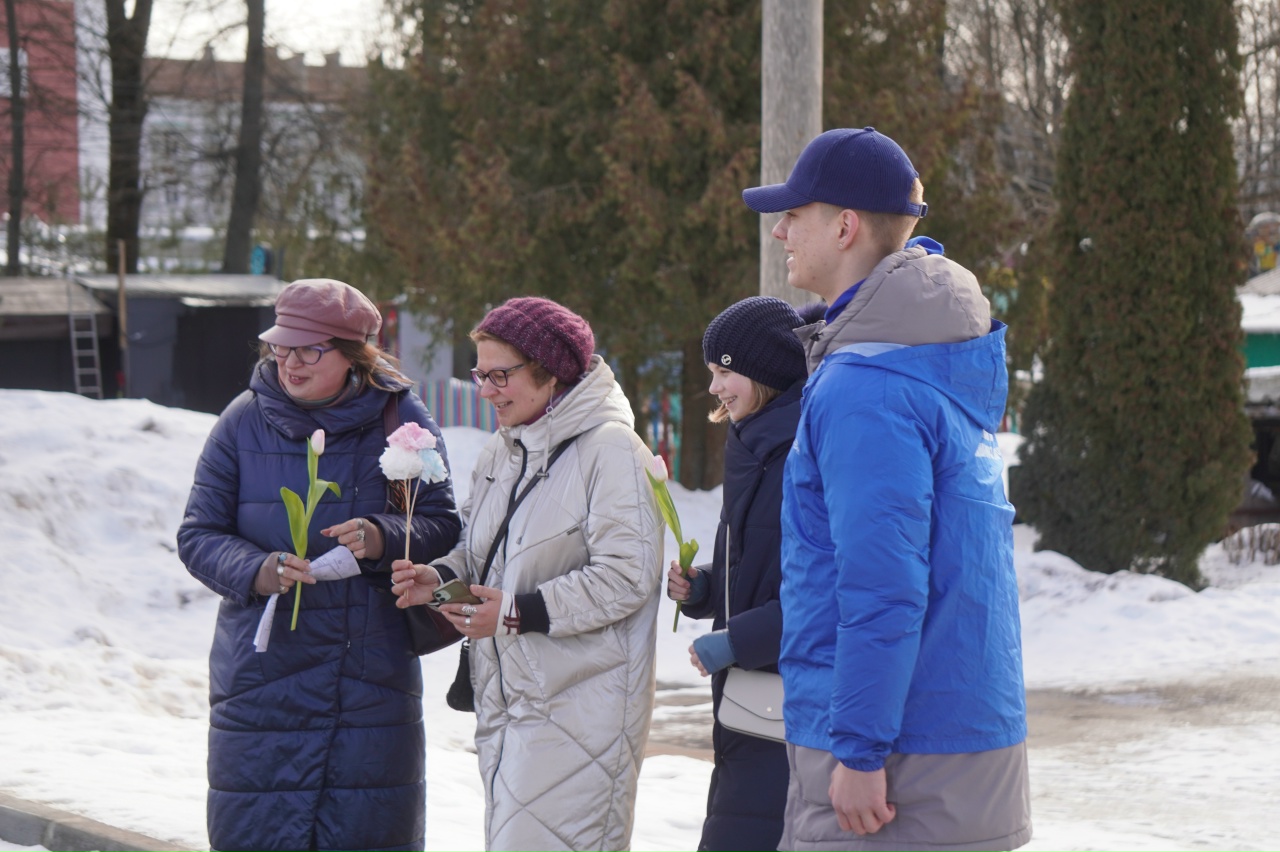 Волонтеры партии и «МГЕР» поздравили женщин с Международным женским днём